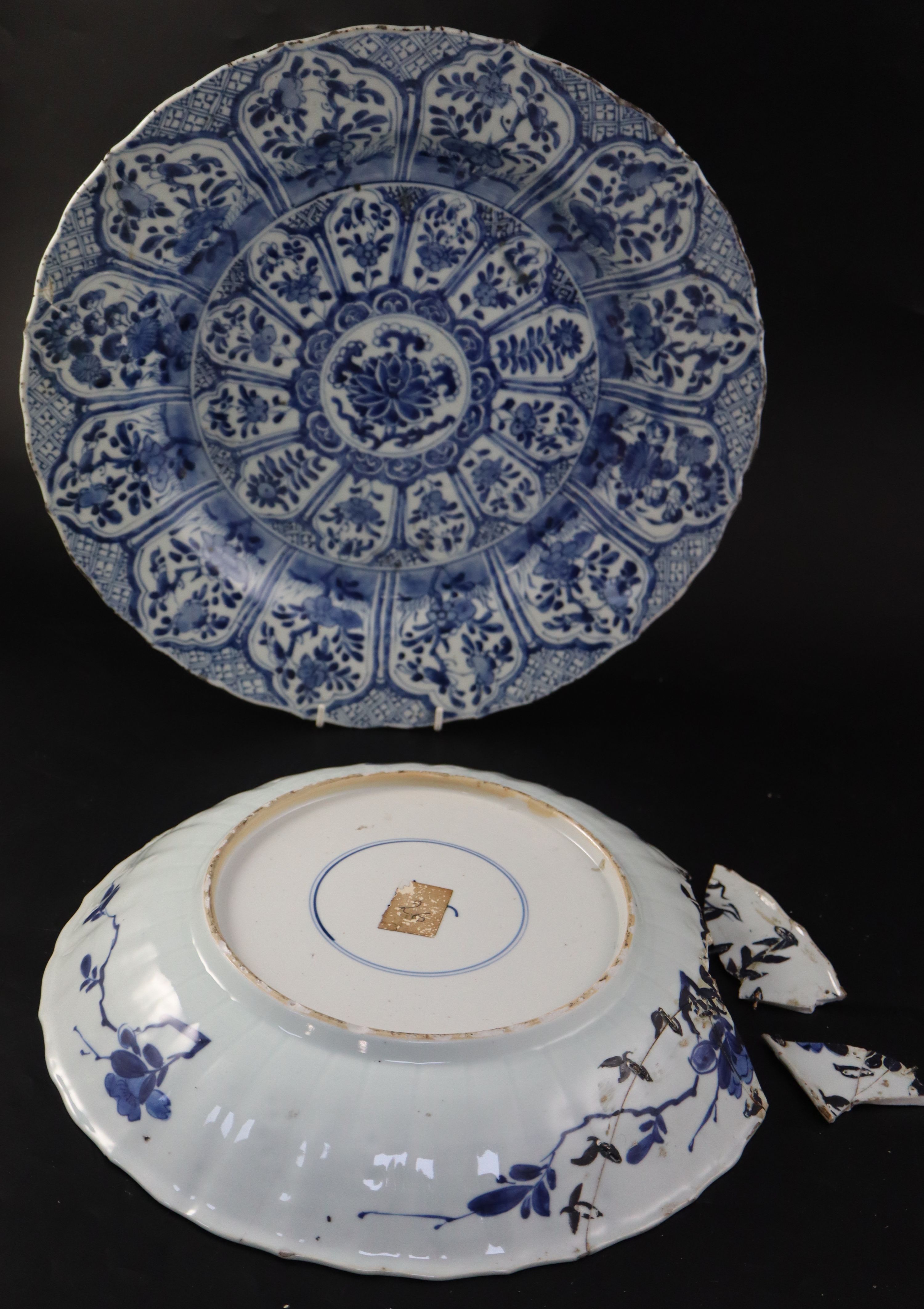 Two Kangxi Chinese blue and white export chargers, largest 39.5cm